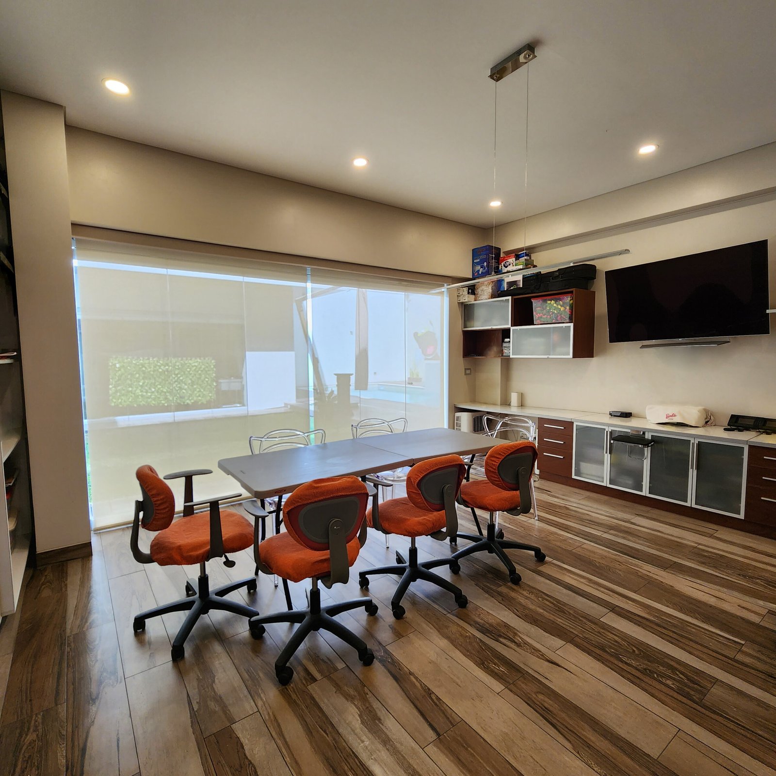 Instalación de cortinas roller en sala de reuniones Tecdeco
