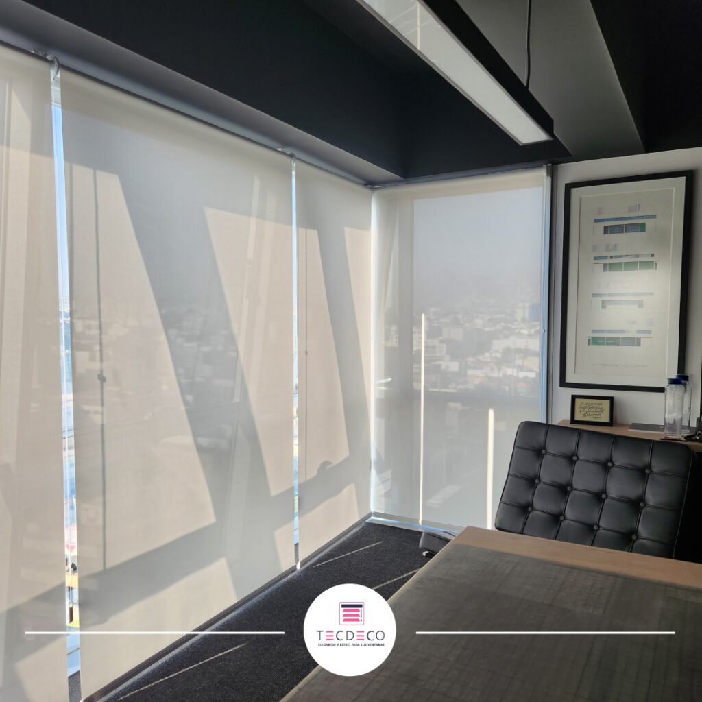 Cortina Roller Screen con filtro solar UV en oficina
